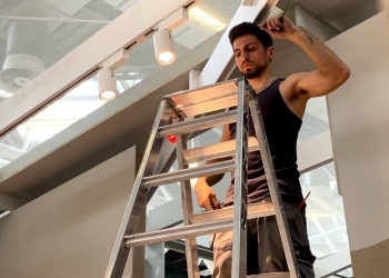 Cersaie 2019 - elettricisti al lavoro