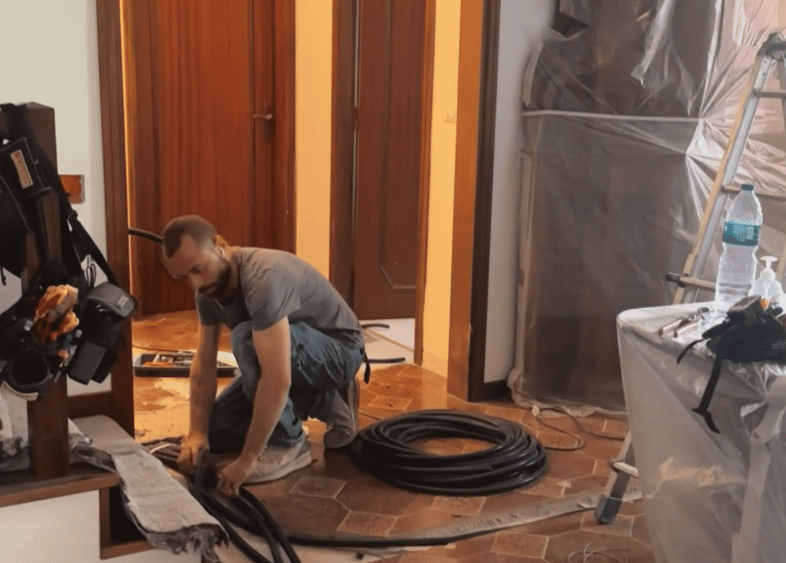 Posa delle guaine elettriche a pavimento